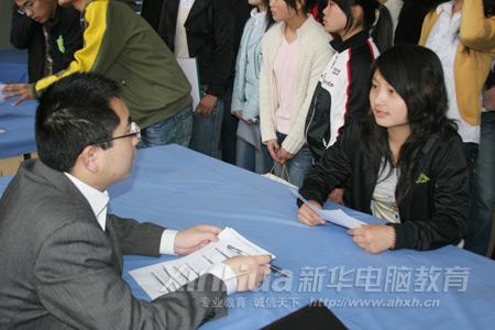 新華學子與用人單位積極交流
