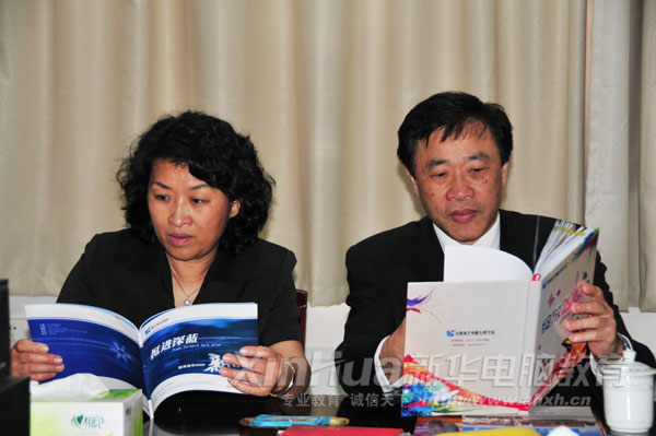 莊校長和夫人認(rèn)真閱讀新華資料