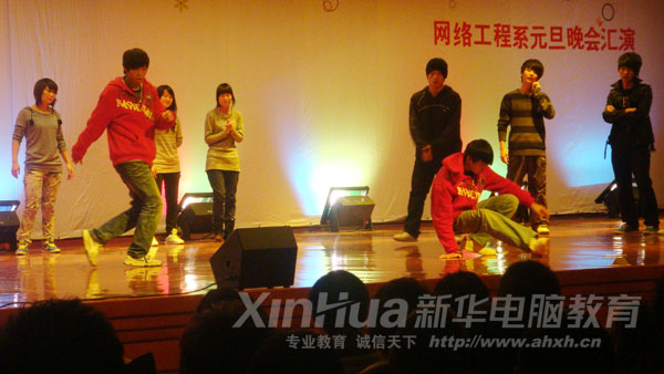大學(xué)生藝術(shù)團(tuán)街舞表演《Show time》