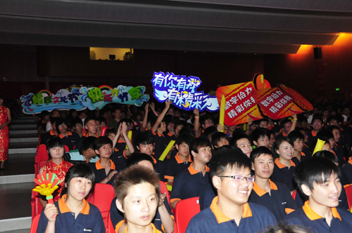 安徽新華電腦專修學院——晚會現場同學們笑聲背后凝結著無數人無私奉獻的辛勤汗水