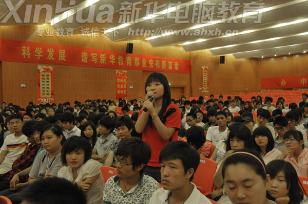同學(xué)們紛紛就專(zhuān)業(yè)學(xué)習(xí)、就業(yè)、創(chuàng)業(yè)等方面的問(wèn)題向?qū)W長(zhǎng)提問(wèn)