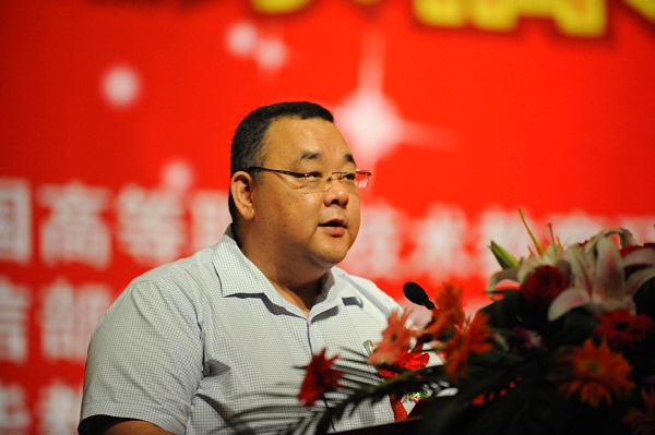 安徽新華電腦專修學(xué)院_大賽組委會(huì)秘書(shū)長(zhǎng)、大賽總裁判長(zhǎng)委曹洪潑在頒獎(jiǎng)典禮上講話