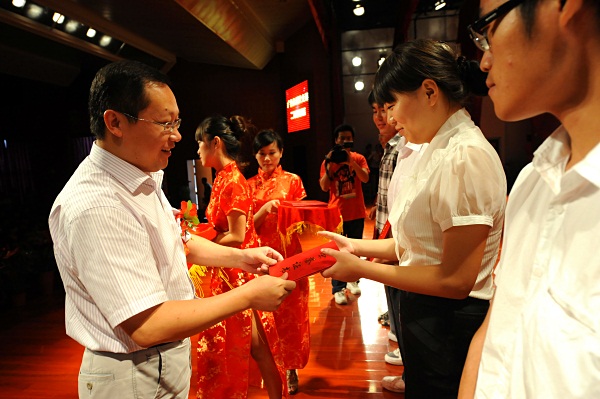 安徽新華電腦專修學(xué)院院長(zhǎng)何貴金為獲獎(jiǎng)選手頒獎(jiǎng)