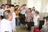 正在咨詢報(bào)名的學(xué)生家長見到濮老師，非常激動(dòng)
