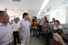 濮老師親切地詢問家長報(bào)名情況