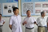 1廣告藝術實訓中心內，學院領導向濮老師介紹廣告輸出設備的實訓特色