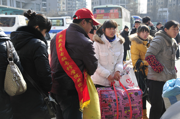 熙攘的車站寒冷的風卻抵擋不了新生求學的腳步