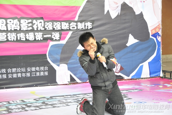如此投入的表演，讓他獲得“新華表情帝”的稱號
