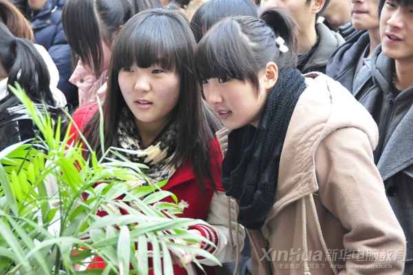 是哪位選手的精彩表演讓觀眾如此聚神會神？