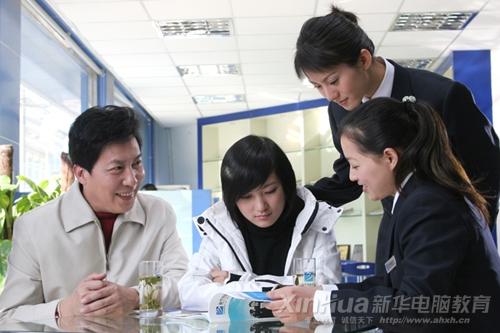 學(xué)生和家長在新華專業(yè)咨詢師的介紹下報讀專業(yè)