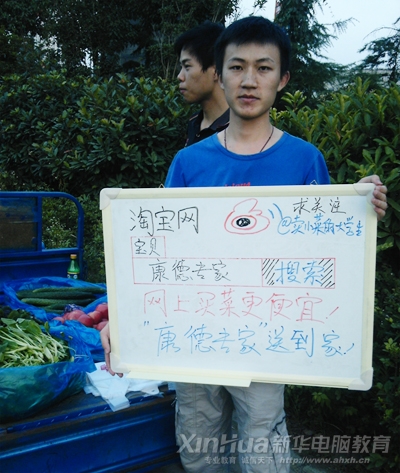 天還沒亮，李磊、徐超二人就在擺地攤的地方忙碌起來