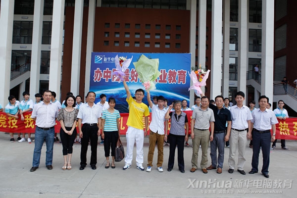 喜獲“H3C杯”2012年全國大學生網(wǎng)絡技術大賽大獎的歸來學子與學院領導合影留念