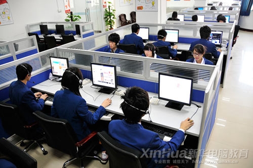 學生正在電子商務實訓基地內實訓