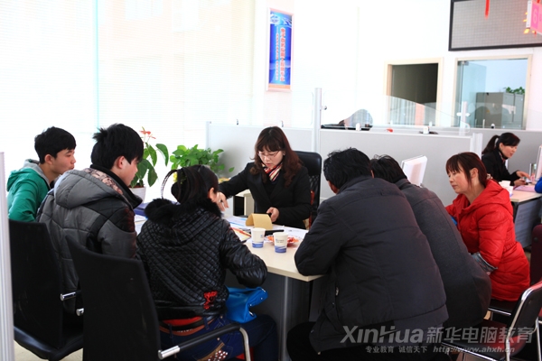 前來(lái)報(bào)讀新華學(xué)習(xí)動(dòng)漫游戲設(shè)計(jì)師專(zhuān)業(yè)的學(xué)子正在與咨詢師進(jìn)行現(xiàn)場(chǎng)咨詢