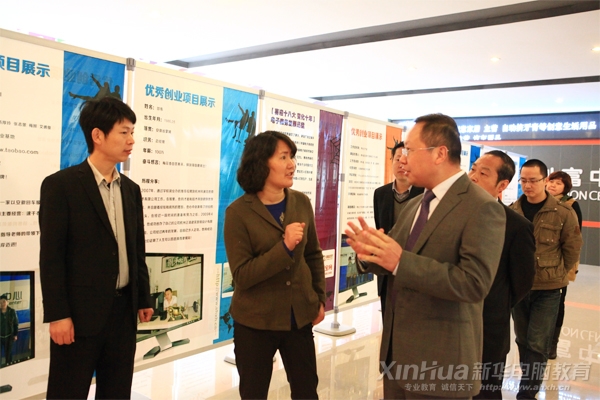 安徽新華電腦專修學(xué)院院長(zhǎng)何貴金向劉處長(zhǎng)介紹學(xué)生創(chuàng)業(yè)項(xiàng)目