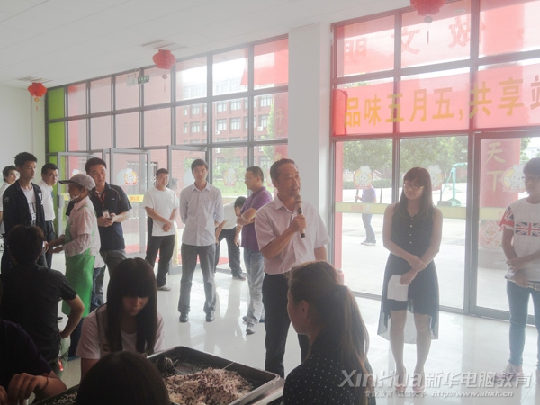 安徽新華電腦專(zhuān)修學(xué)院副院長(zhǎng)孫禮平在現(xiàn)場(chǎng)為大家加油,喝彩!