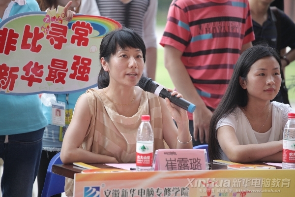 大賽評(píng)委正在對(duì)參賽選手的表演進(jìn)行點(diǎn)評(píng)