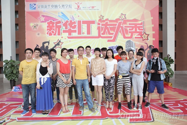 比賽結(jié)束后,參賽選手與評(píng)委老師合影留念