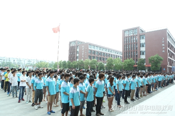 2013年新華首屆網(wǎng)商網(wǎng)貨對(duì)接會(huì)開(kāi)幕式現(xiàn)場(chǎng)