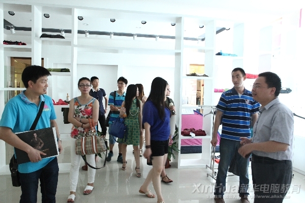 部分企業(yè)參觀電商實訓(xùn)基地產(chǎn)品展示中心