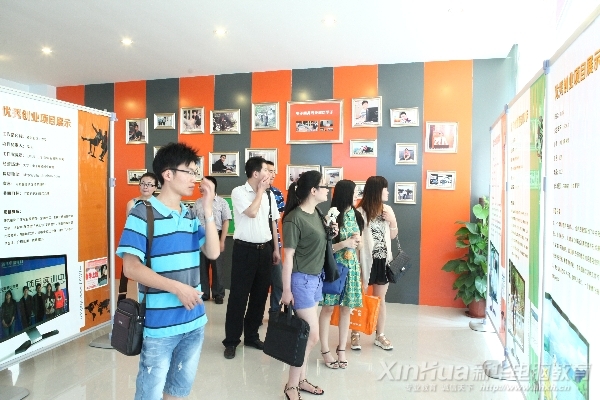 企業(yè)代表參觀電商實訓(xùn)基地創(chuàng)富中心