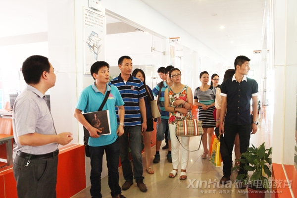 部分企業(yè)參觀新華大學(xué)生電子商務(wù)創(chuàng)業(yè)實訓(xùn)基地