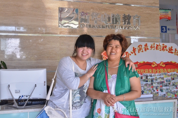 女兒報讀了自己最喜歡的專業，母女倆開心地笑了