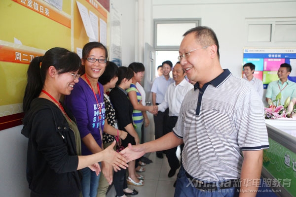 何院長(zhǎng)等人親切慰問各專業(yè)老師