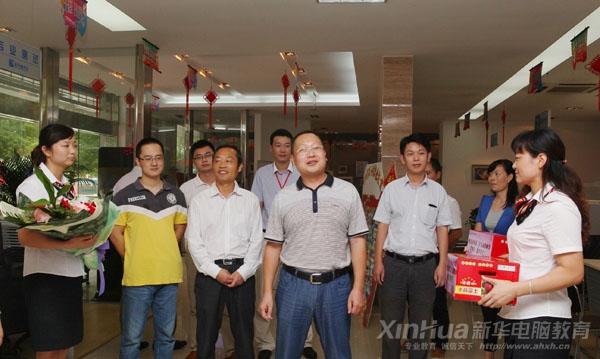 安徽新華電腦專修學(xué)院院長(zhǎng)何貴金等人慰問咨詢老師