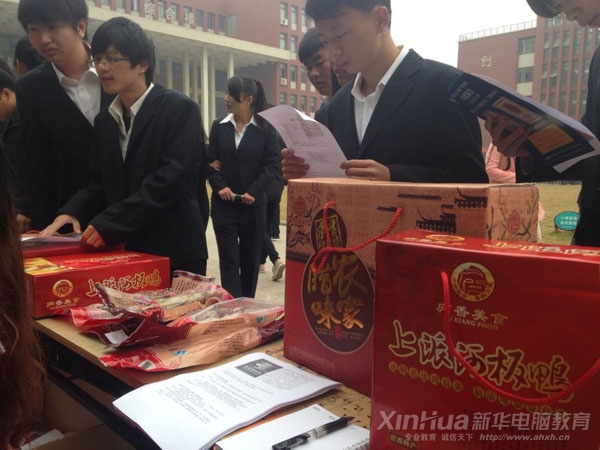一家賣板鴨的企業(yè)吸引不少學生駐足詢問