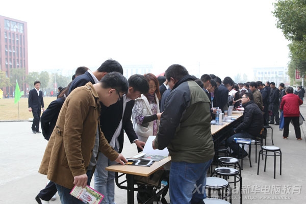 各大企業(yè)前紛紛圍滿了前去咨詢的學生