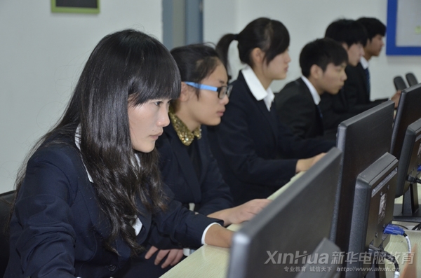 決賽現場,同學們認真完成比賽