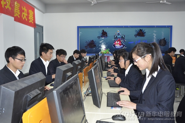 決賽現場,同學們認真完成比賽