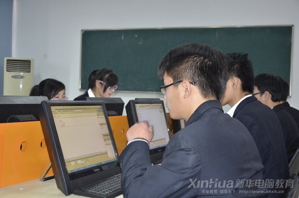 比賽接近尾聲,這位同學正在完成最后的頁面實現工作