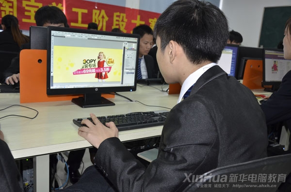 這位同學正在認真完成自己的設計作品