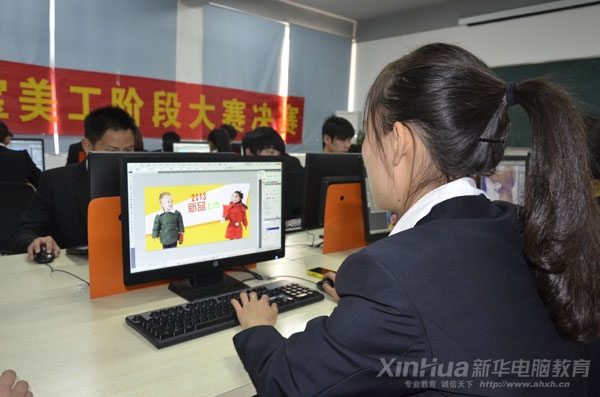 這位同學正在完成童裝店的美工設計
