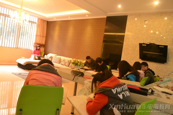 寬敞明亮的實訓家具體驗館里,同學們正在激烈地角逐