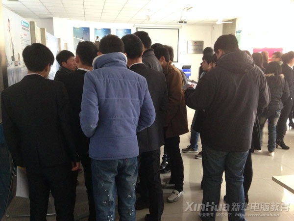 整個大廳內人頭攢動,熱鬧非凡
