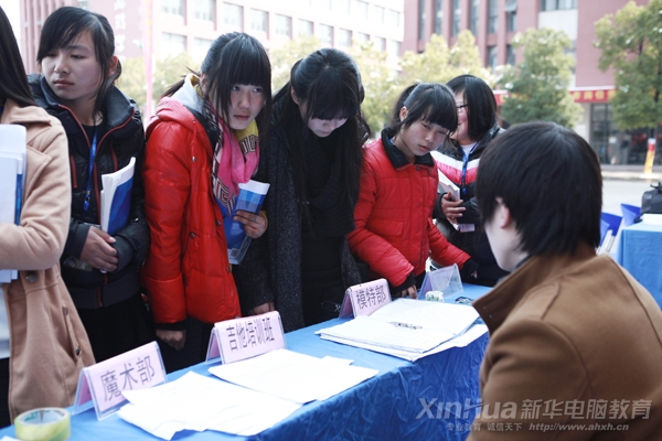 看到大學生藝術團模特部,女孩們有點躍躍欲試了