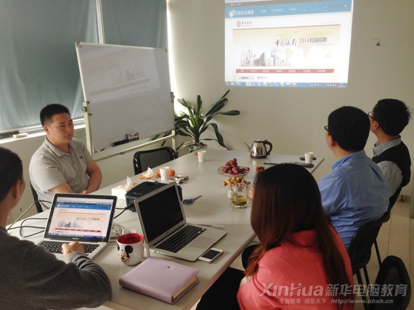 大家在會上暢所欲言 進(jìn)入企業(yè)后的新華學(xué)子早已脫離稚氣 成熟成長起來