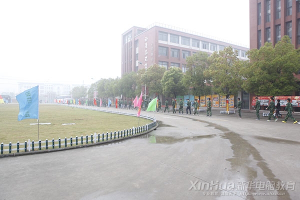 我院軍訓學子有序的登上前往陸軍軍官學院的校車