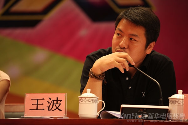 現(xiàn)場評委對選手們的表現(xiàn)進行專業(yè)點評