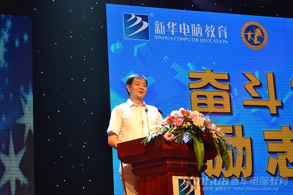著名表演藝術家濮存昕老師為臺下的觀眾演講